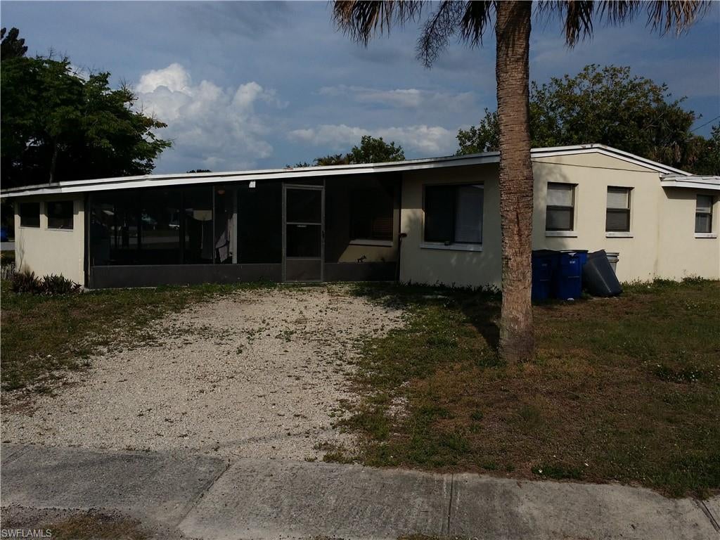 950 Lakeview Dr, North Fort Myers, FL 33903