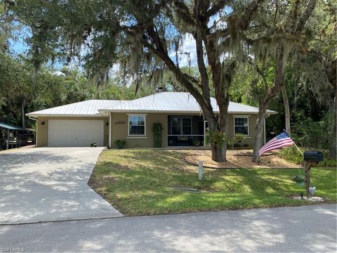 Single Family Residence in ALVA FL 1990 Snyder DR.jpg