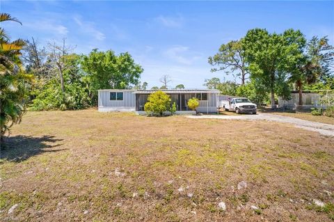 Single Family Residence in NORTH FORT MYERS FL 8086 Ebson DR.jpg