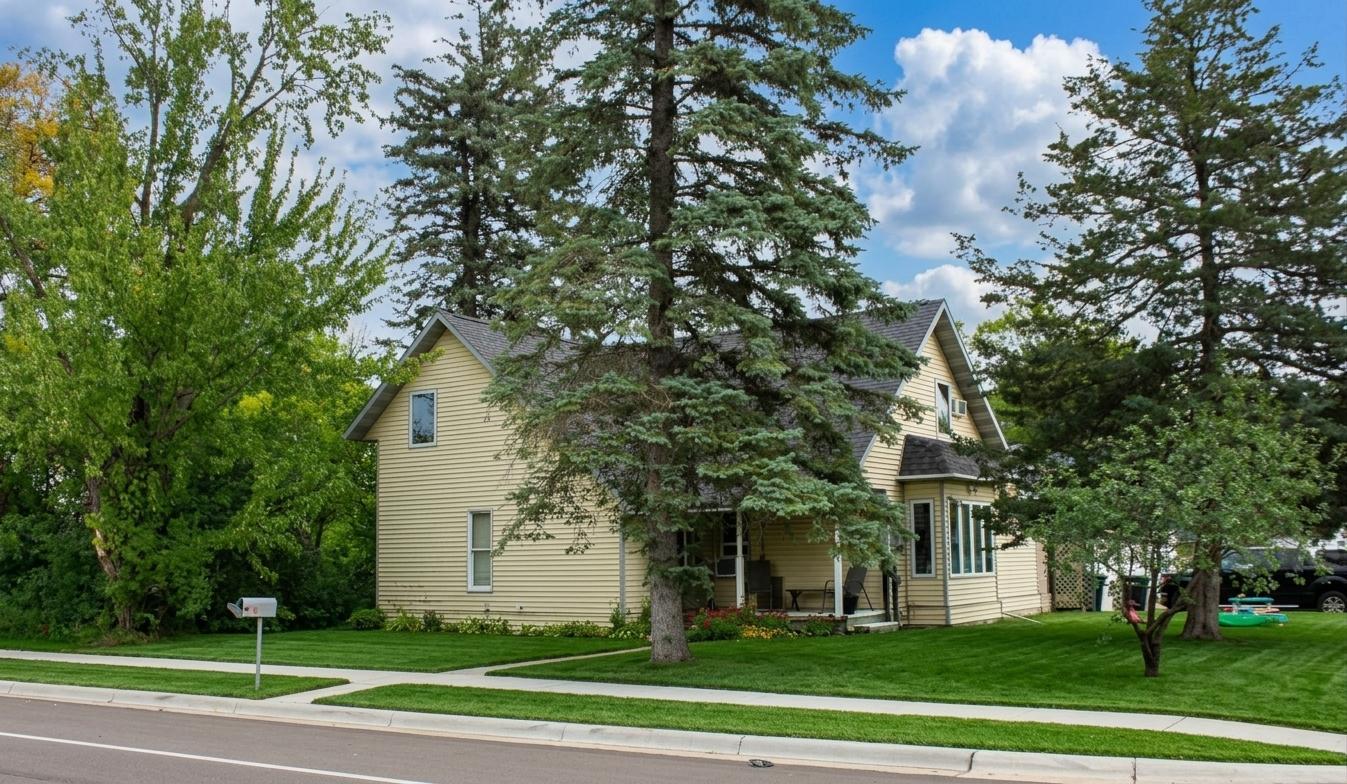 902 4th St, Little Falls, MN 56345