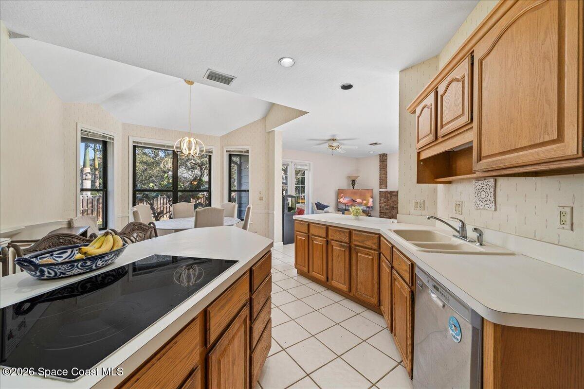 594 Hummingbird Dr, Indialantic, FL 32903 photo