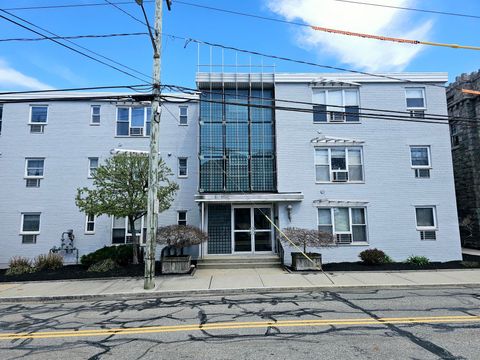 Condominium in New London CT 184 Pequot Avenue #406.jpg
