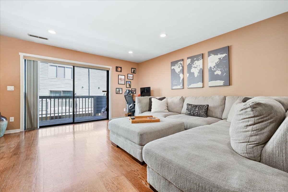 Townhouse in Norwalk CT 3 Oakwood Avenue #B4 4.jpg