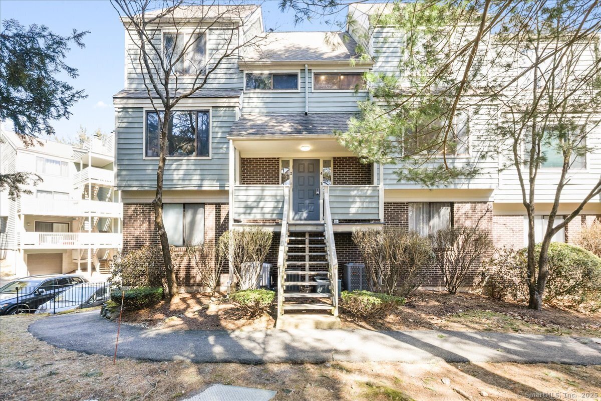 Townhouse in Norwalk CT 3 Oakwood Avenue #B4 0.jpg