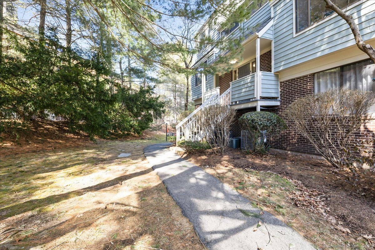 Townhouse in Norwalk CT 3 Oakwood Avenue #B4 35.jpg