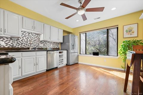Townhouse in Norwalk CT 3 Oakwood Avenue #B4 11.jpg