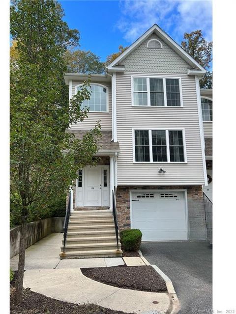 Condominium in Brookfield CT 21 Old Oak Drive #21.jpg