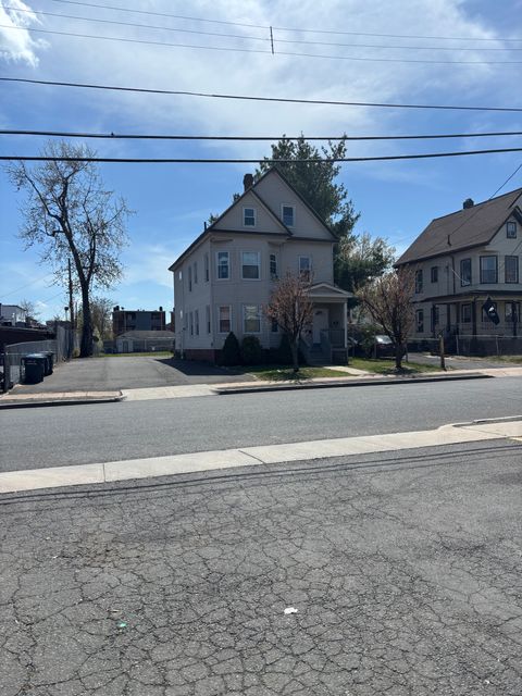 Triplex in Hartford CT 15 Bushnell Street.jpg