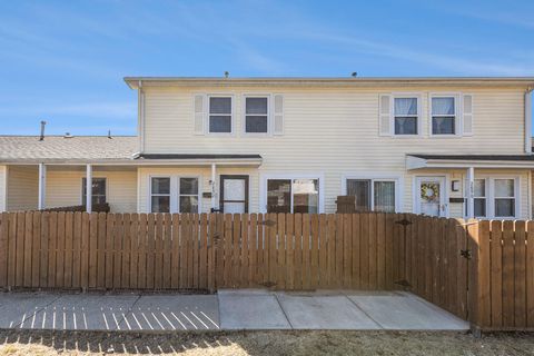 Townhouse in Ypsilanti Twp MI 2892 Roundtree Boulevard.jpg