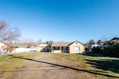 Single Family Residence in Medford OR 1764 Springbrook Road.jpg
