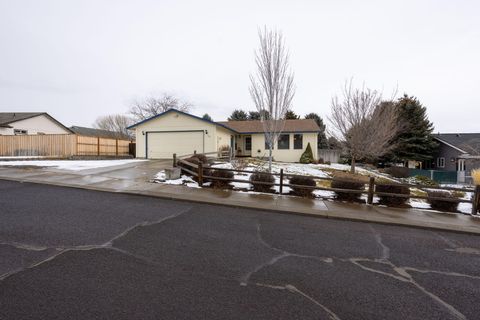 Single Family Residence in Madras OR 323 Hillcrest Street.jpg