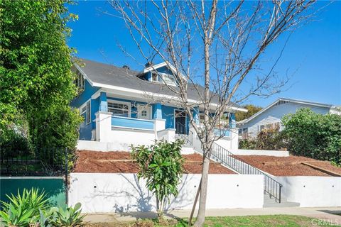 Triplex in Los Angeles CA 2537 Elsinore Street.jpg