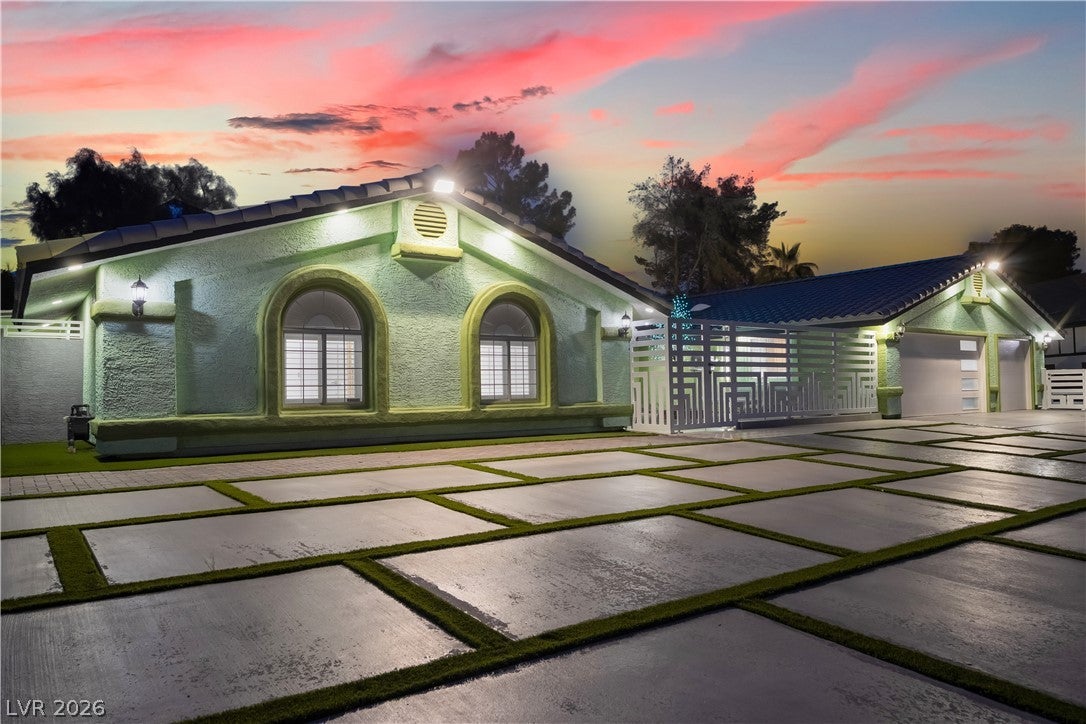 3160 E Viking Rd, Las Vegas, NV 89121 photo