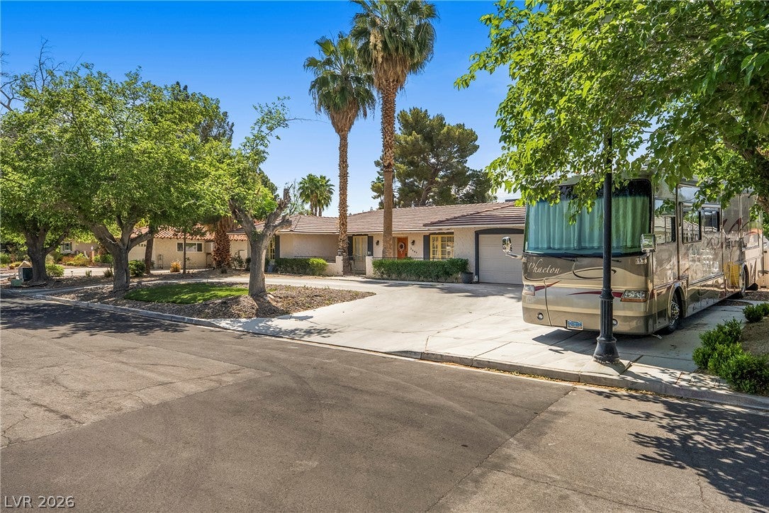3689 N Rosecrest Cir, Las Vegas, NV 89121 photo