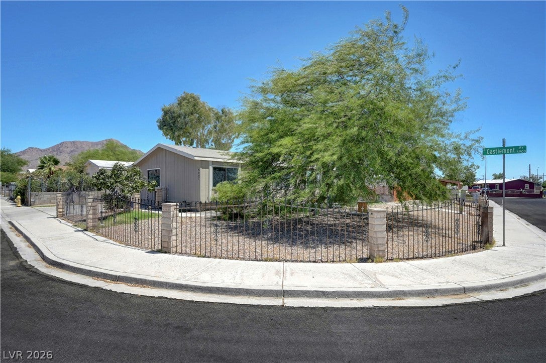 5997 Castlemont Ave, Las Vegas, NV 89156 photo