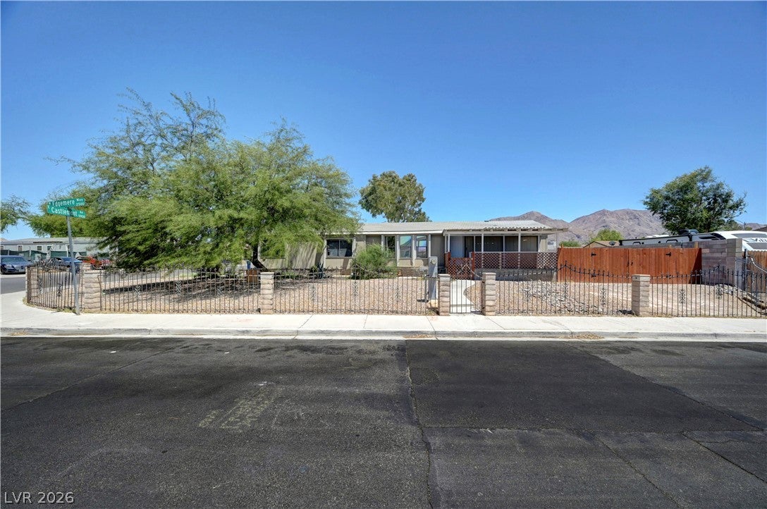 5997 Castlemont Ave, Las Vegas, NV 89156 photo