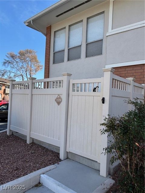 Condominium in Las Vegas NV 669 Oakmont Avenue.jpg