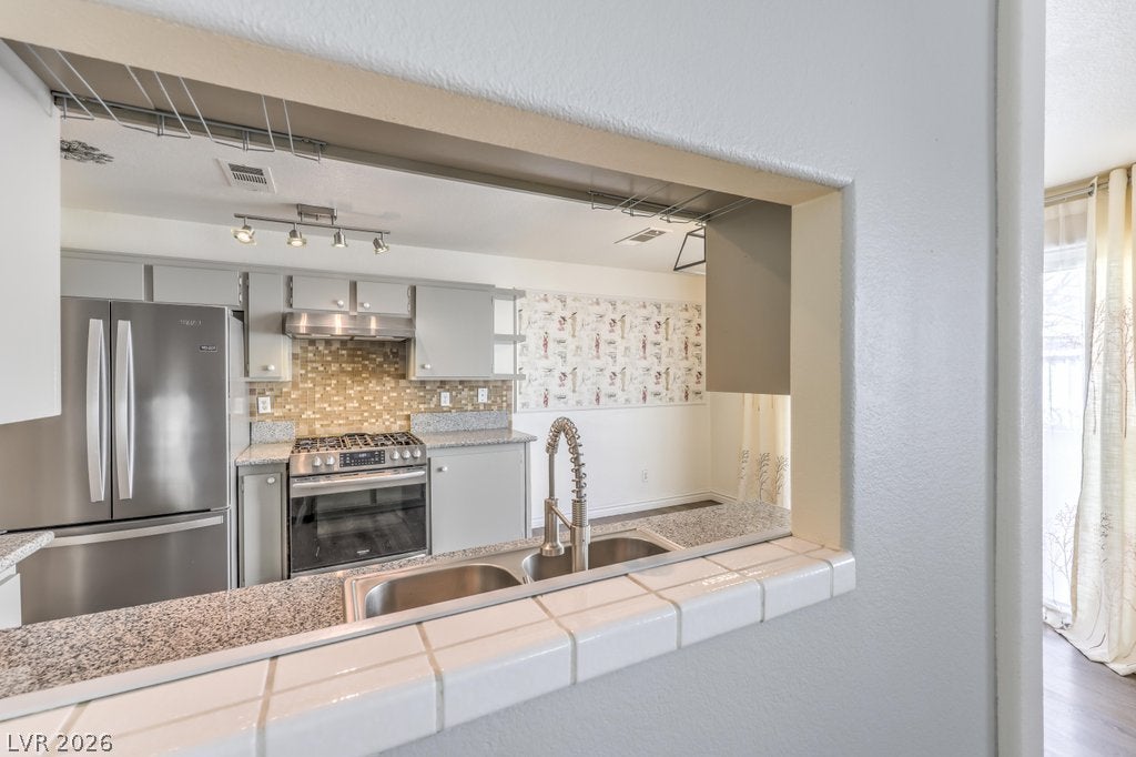 4029 Castle Cove Dr, Las Vegas, NV 89108 photo