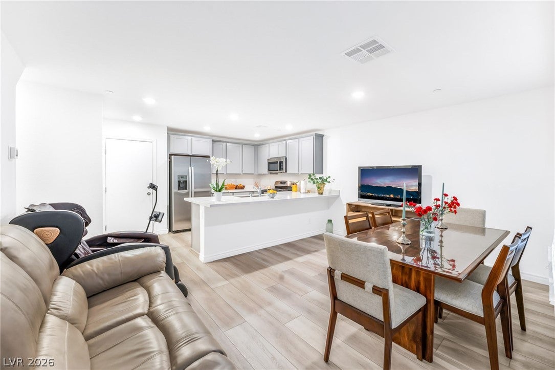 6252 Foxes Dale St, Las Vegas, NV 89166 photo