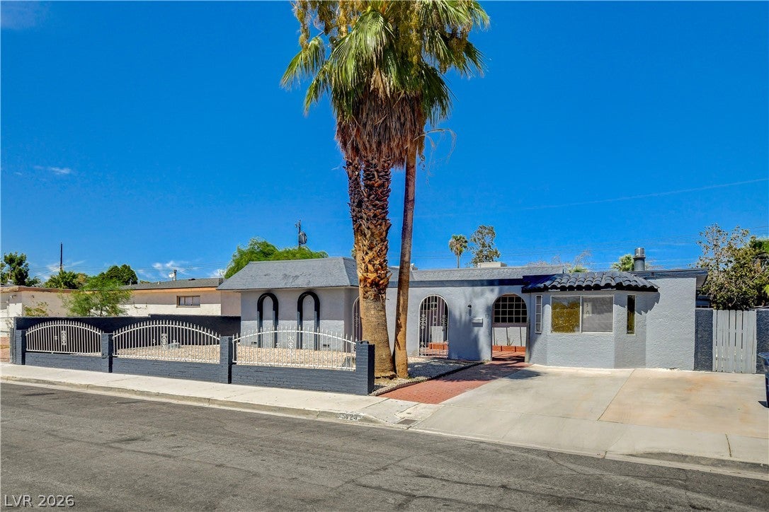 5724 Idle Ave, Las Vegas, NV 89107 photo
