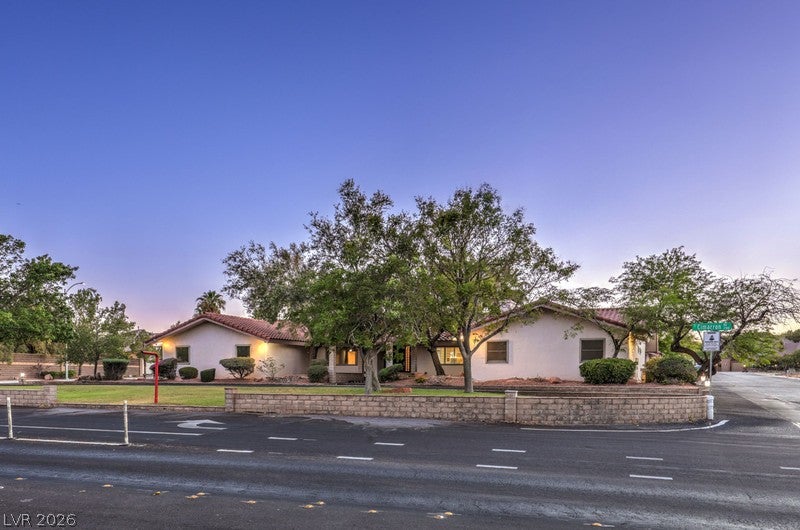 2135 S Cimarron Rd, Las Vegas, NV 89117 photo