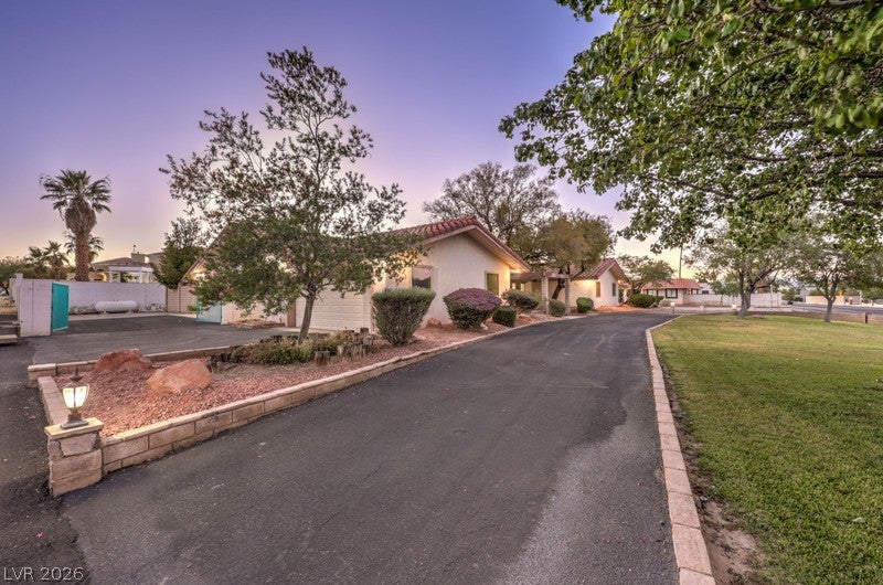2135 S Cimarron Rd, Las Vegas, NV 89117 photo