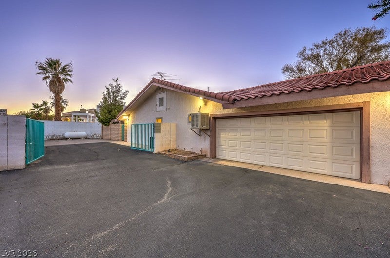 2135 S Cimarron Rd, Las Vegas, NV 89117 photo
