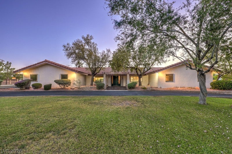 2135 Cimarron Rd, Las Vegas, NV 89117