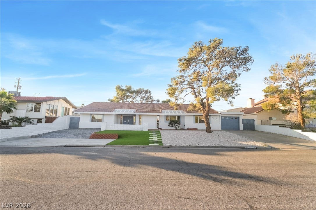 611 E Fairway Rd, Henderson, NV 89015 photo