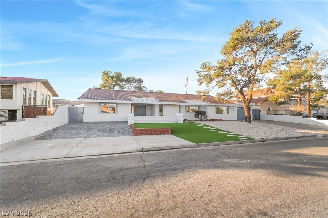 611 E Fairway Rd, Henderson, NV 89015 photo