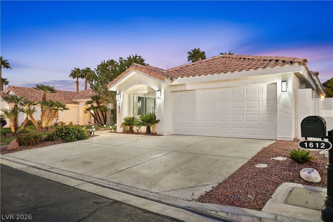 1612 Hidden Spring Dr, Las Vegas, NV 89117 photo