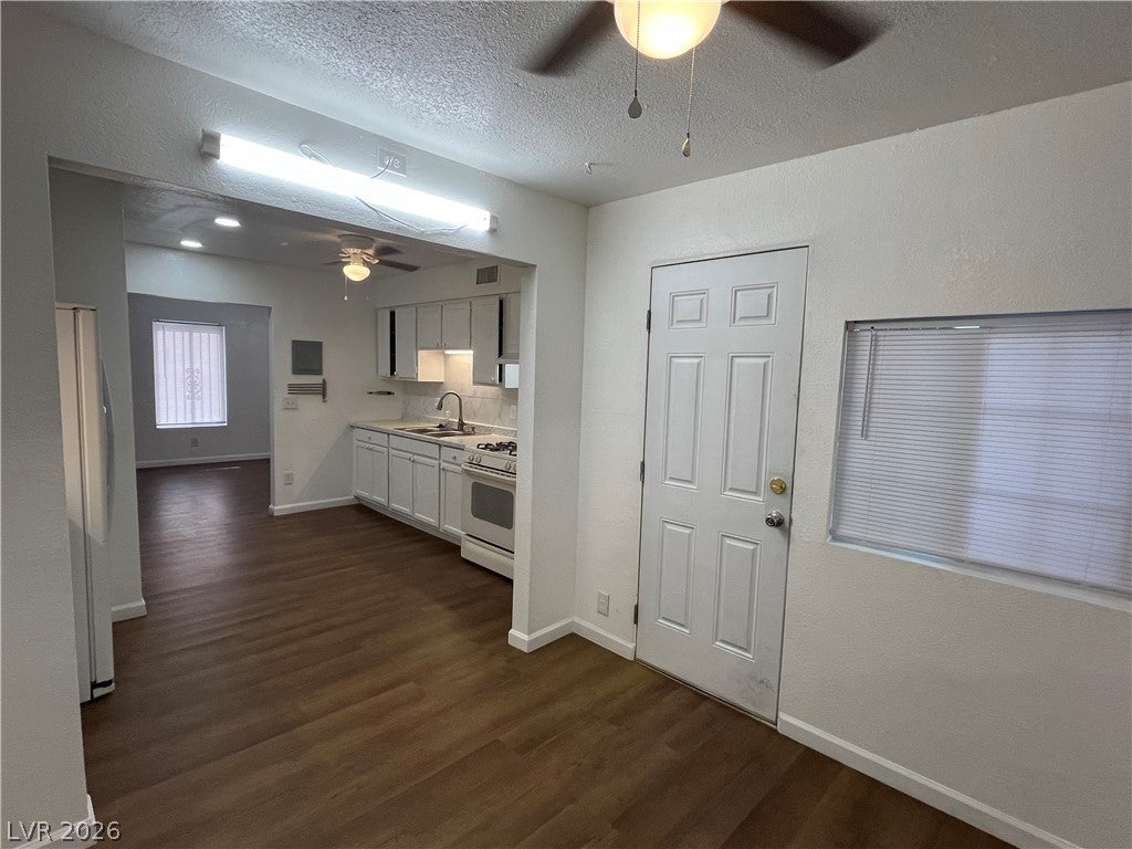 3974 Palos Verdes St, Las Vegas, NV 89119 photo