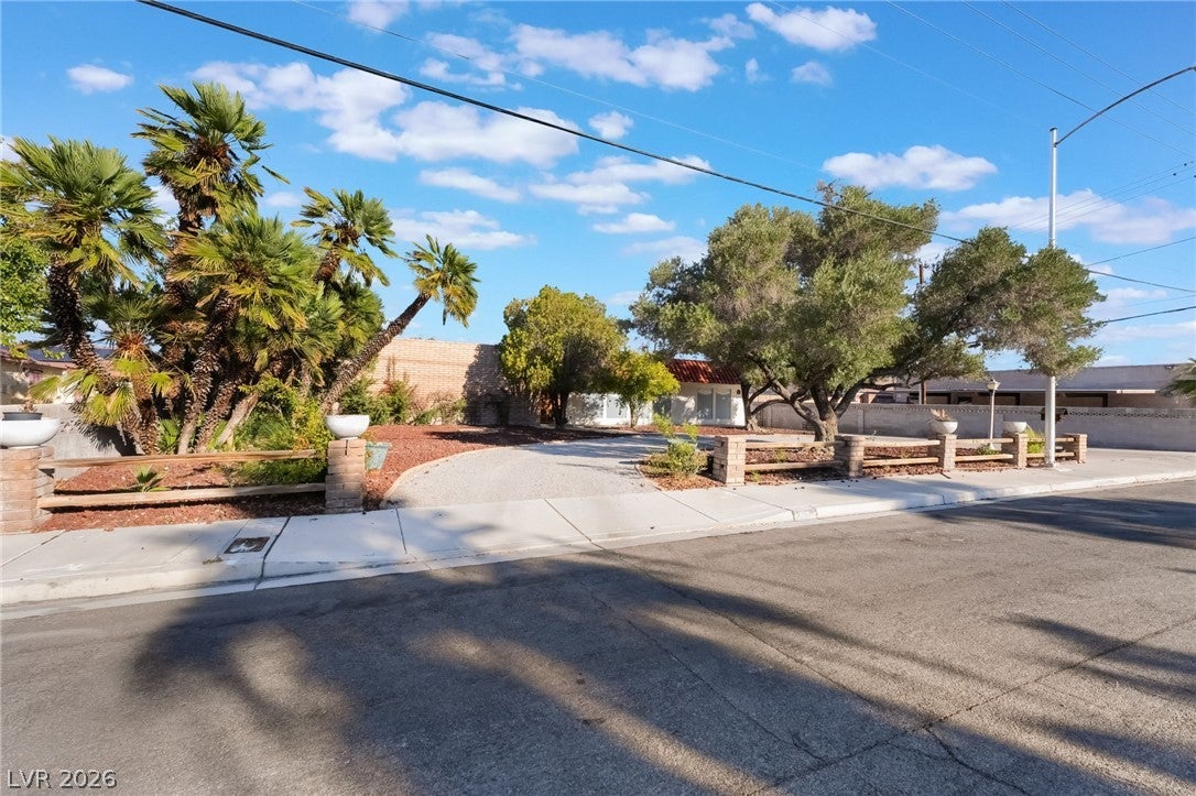909 Cashman Dr, Las Vegas, NV 89107 photo