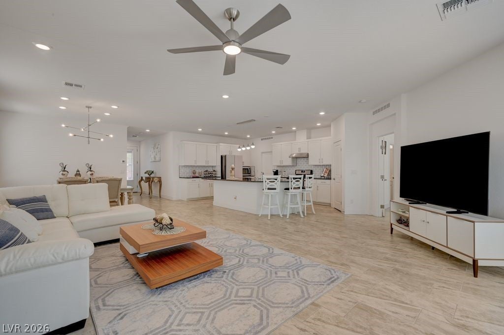 7135 Sunland Hills Ave, Las Vegas, NV 89113