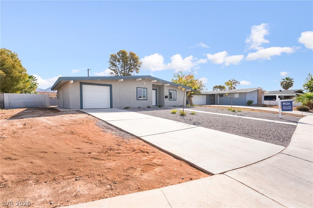 2542 Masters Cir, Las Vegas, NV 89142 photo