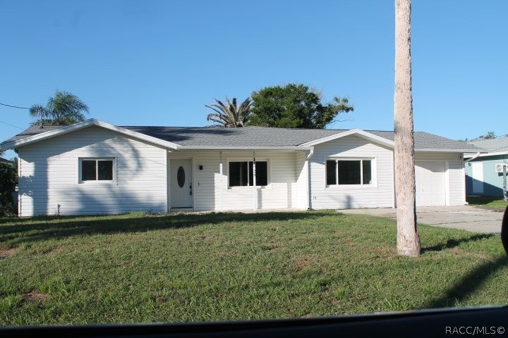 11725 Bayshore Dr, Crystal River, FL 34429