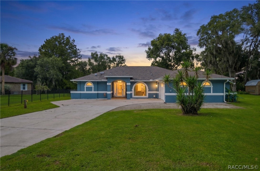 9570 Tsala Apopka Dr, Floral City, FL 34436