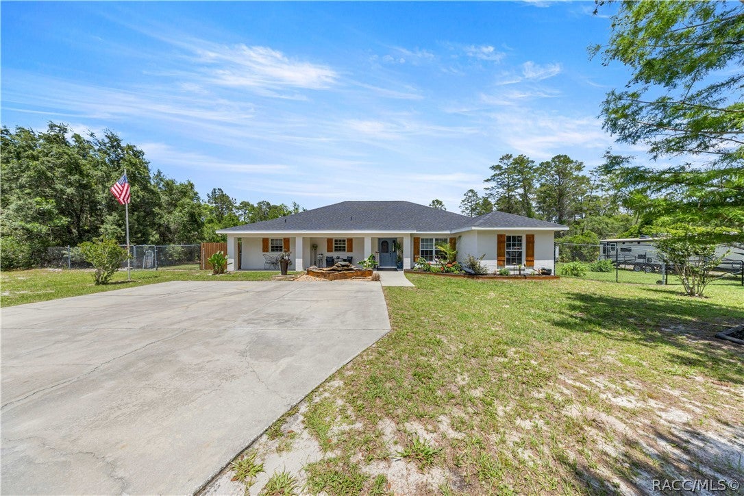 495 Fisher Rd, Ocklawaha, FL 32179