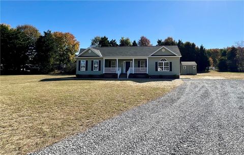 Single Family Residence in Tappahannock VA 1266 Point Court.jpg