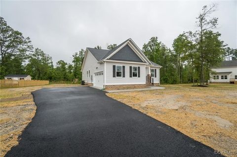 Single Family Residence in Tappahannock VA 113 Logan Way 1.jpg
