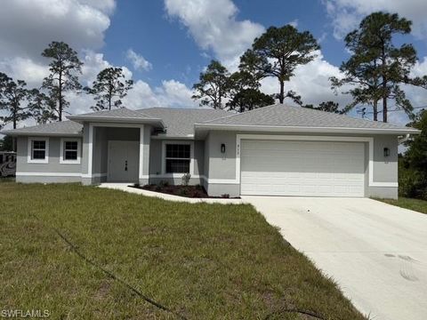 Single Family Residence in LEHIGH ACRES FL 913 Desoto AVE.jpg