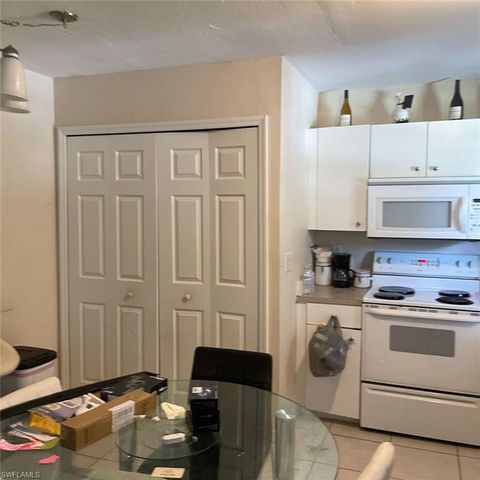 Duplex in LEHIGH ACRES FL 4614 Douglas LN 5.jpg