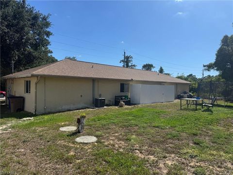 Duplex in LEHIGH ACRES FL 4614 Douglas LN 12.jpg