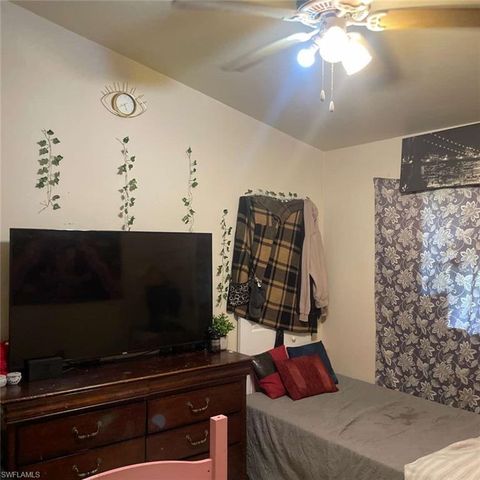 Duplex in LEHIGH ACRES FL 4614 Douglas LN 10.jpg