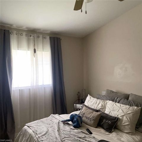 Duplex in LEHIGH ACRES FL 4614 Douglas LN 6.jpg