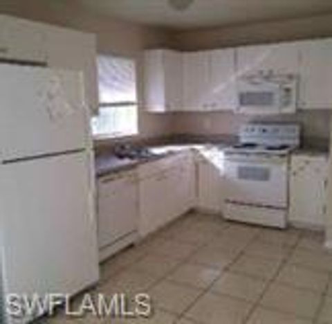 Duplex in LEHIGH ACRES FL 4614 Douglas LN 8.jpg