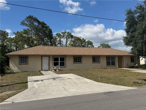 Duplex in LEHIGH ACRES FL 4614 Douglas LN 2.jpg