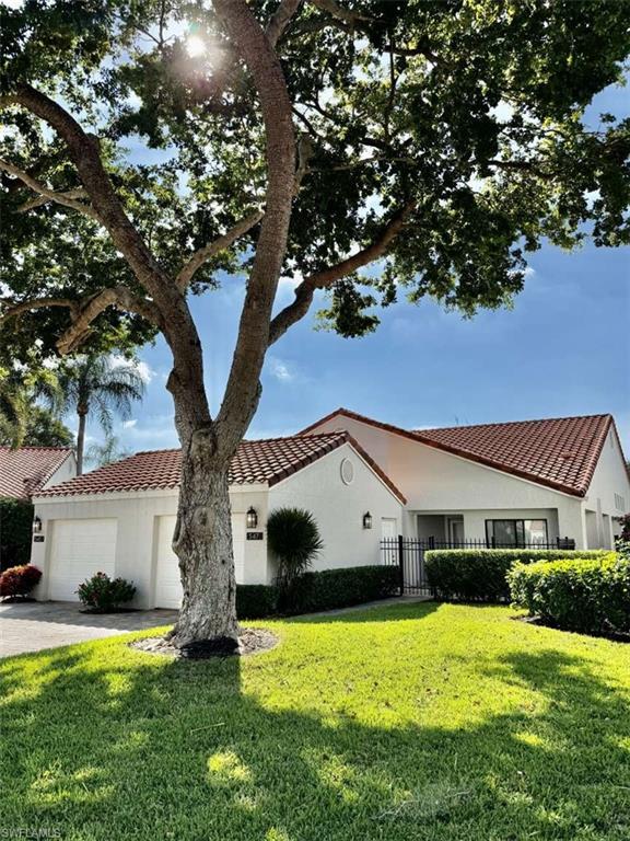 547 Beachwalk Cir, Naples, FL 34108