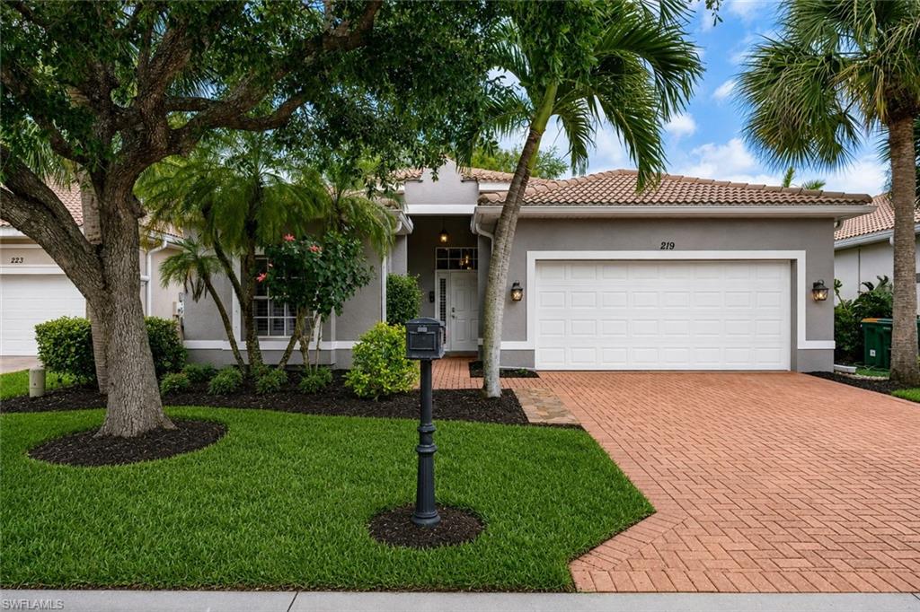 219 Glen Eagle Cir, Naples, FL 34104