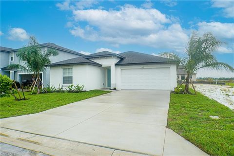 Single Family Residence in NORTH FORT MYERS FL 4110 etna CT.jpg